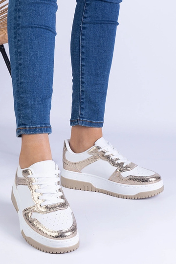 Guld sneakers med en tyk... 2