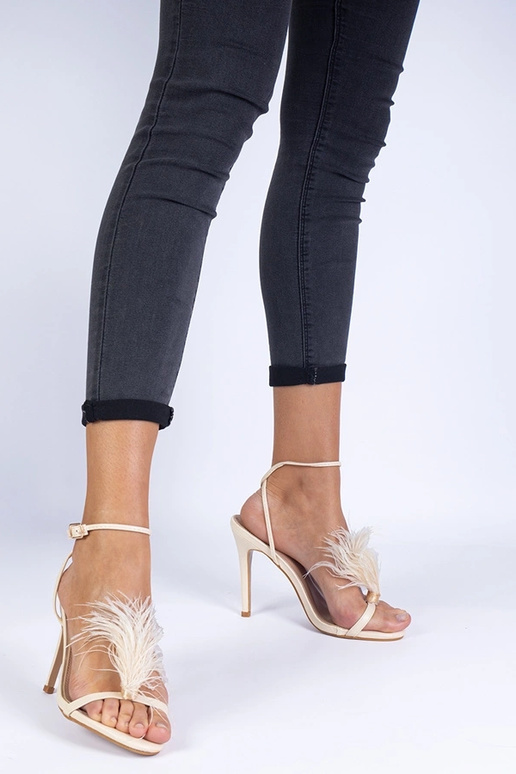 Beige højhælede sandaler med fjer Arisat Beige højhælede sandaler med fjer Arisat