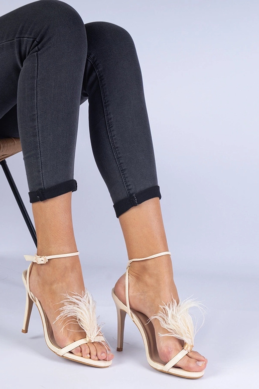 Beige højhælede sandaler med fjer Arisat Beige højhælede sandaler med fjer Arisat