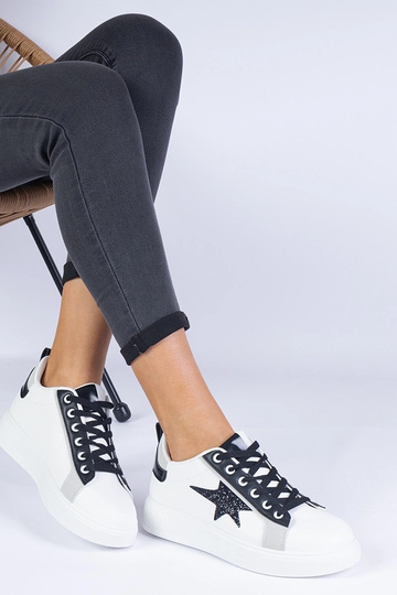 Hvide sneakers dekoreret med en glitterstjerne fra Morans
