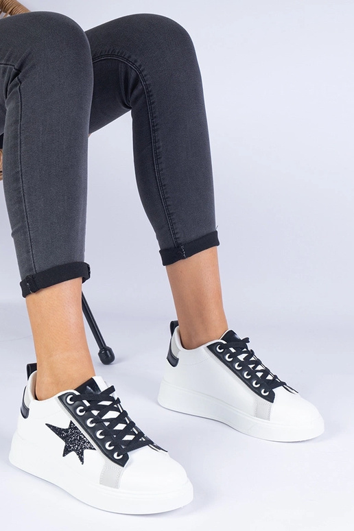 Hvide sneakers dekoreret med en... Hvide sneakers dekoreret med en...