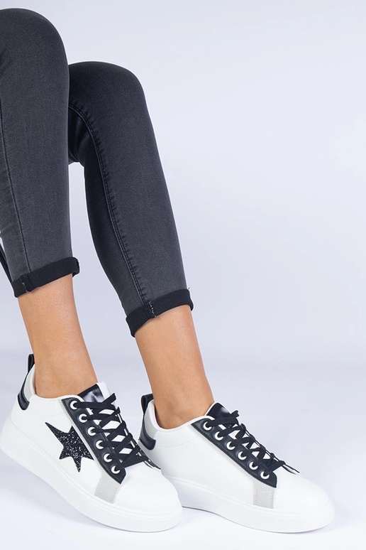 Hvide sneakers dekoreret med en... Hvide sneakers dekoreret med en...