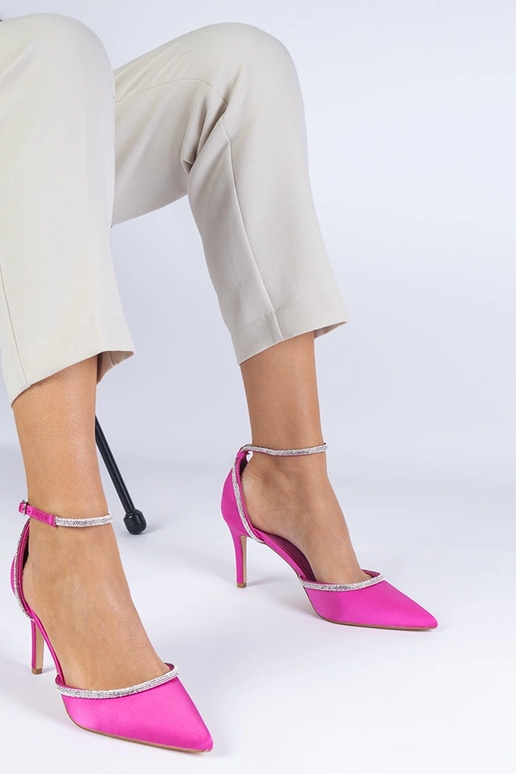 Pink satin pumps dekoreret med... Pink satin pumps dekoreret med...