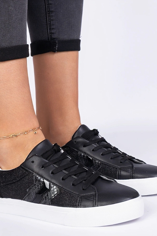 Zwarte sneakers met dierenprint... Zwarte sneakers met dierenprint...