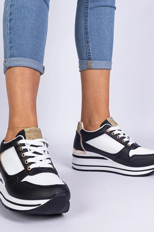 Olaria zwarte sneakers versierd met... Olaria zwarte sneakers versierd met...