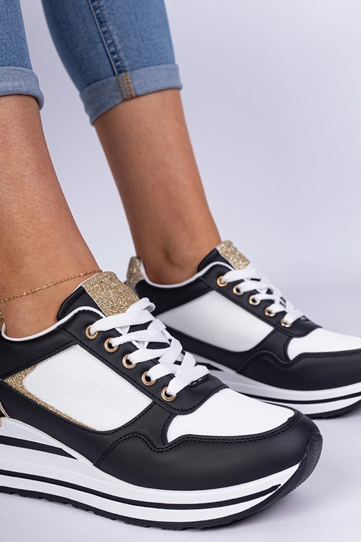 Olaria zwarte sneakers versierd met... Olaria zwarte sneakers versierd met...