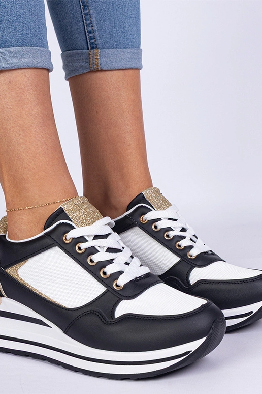 Olaria zwarte sneakers versierd met... Olaria zwarte sneakers versierd met...