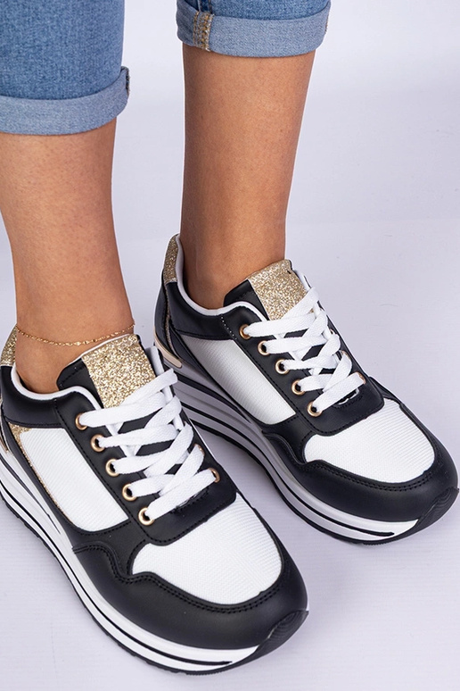 Olaria zwarte sneakers versierd met... Olaria zwarte sneakers versierd met...
