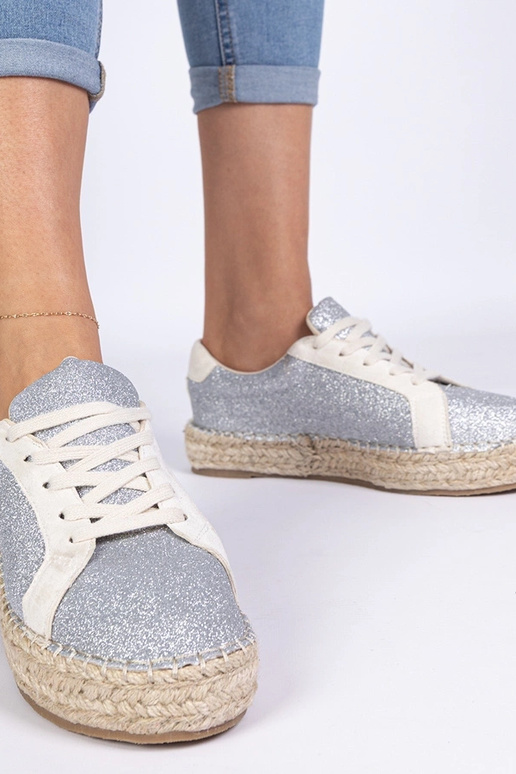 Zilveren dames espadrilles versierd... Zilveren dames espadrilles versierd...