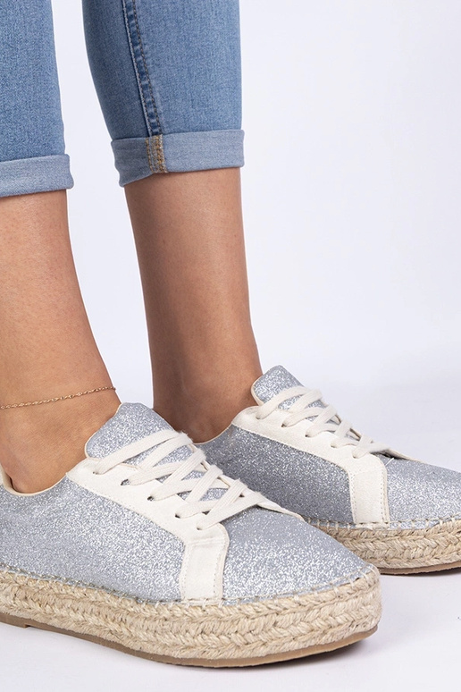 Zilveren dames espadrilles versierd... Zilveren dames espadrilles versierd...