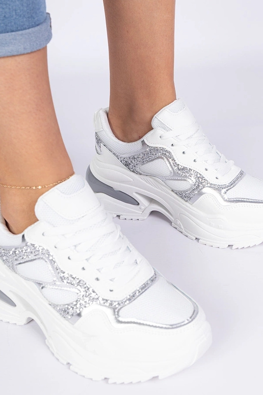 Witte damessneakers versierd met... Witte damessneakers versierd met...