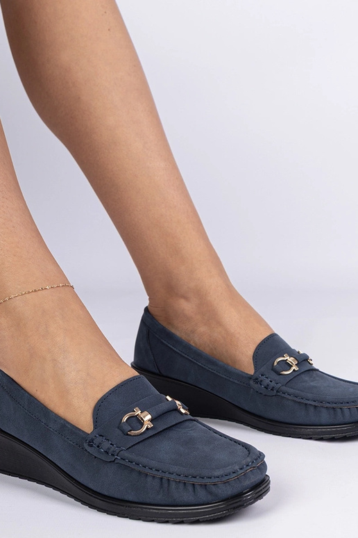 Donkerblauwe dames mocassins op een... Donkerblauwe dames mocassins op een...