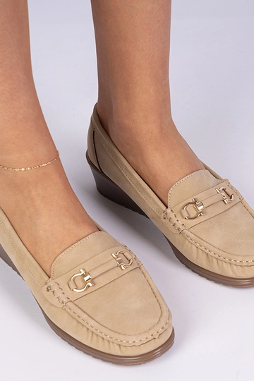 Bruine dames mocassins op een sleehak Sambada