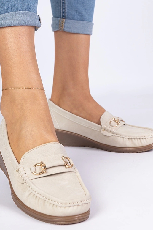 Beige dames mocassins op een sleehak... Beige dames mocassins op een sleehak...