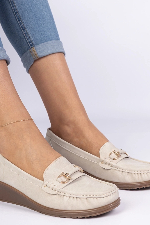 Beige dames mocassins op een sleehak... Beige dames mocassins op een sleehak...