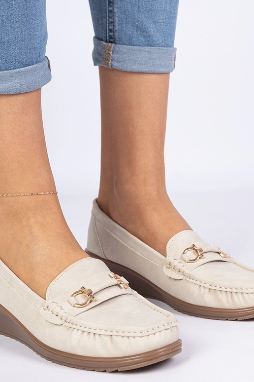 Beige dames mocassins op een sleehak... Beige dames mocassins op een sleehak...