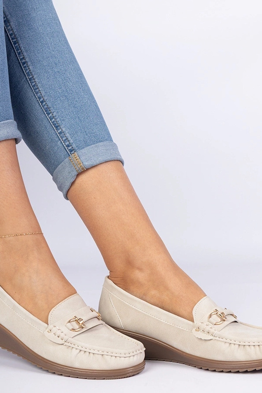 Beige dames mocassins op een sleehak... Beige dames mocassins op een sleehak...