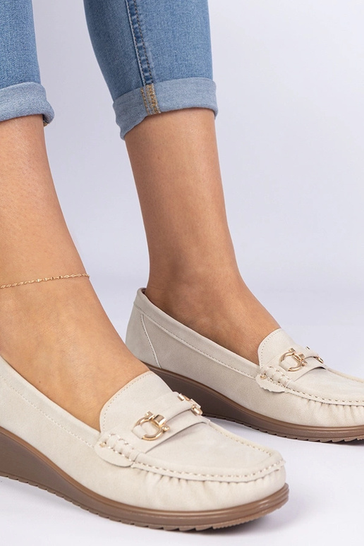 Beige dames mocassins op een sleehak... Beige dames mocassins op een sleehak...