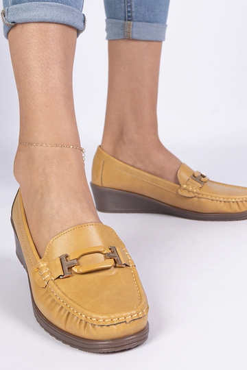 Gele dames mocassins op een...