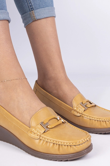 Gele dames mocassins op een... 2