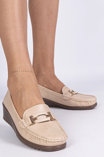 Beige dames mocassins op een sleehak van ecoleer Kappi