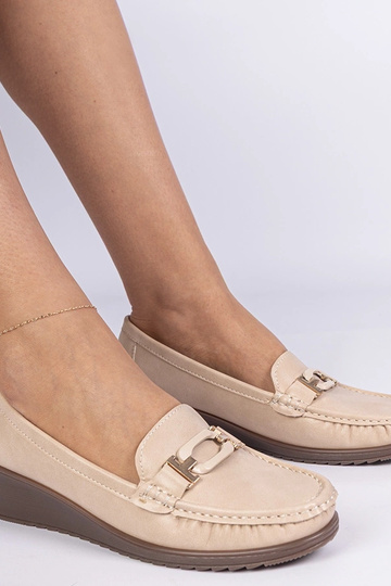 Beige dames mocassins op een sleehak van ecoleer Kappi 2