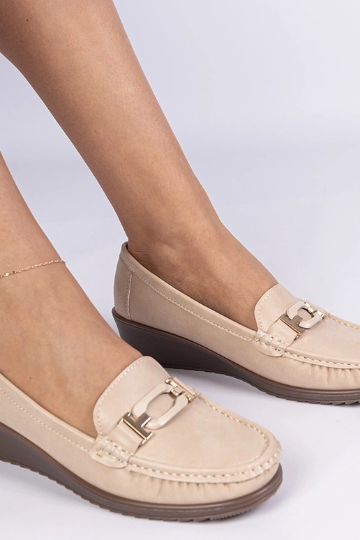 Beige dames mocassins op een sleehak... Beige dames mocassins op een sleehak...