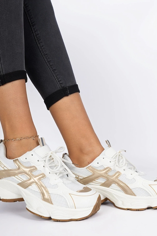 Beige damessneakers op een zware zool... Beige damessneakers op een zware zool...