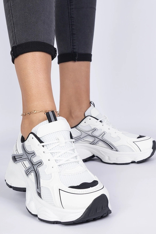 Zwarte damessneakers op een zware... Zwarte damessneakers op een zware...