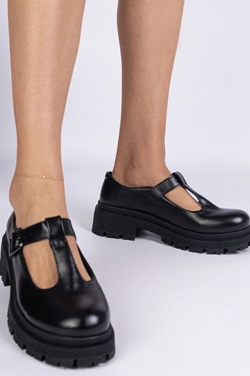 Zwarte instapschoenen op...