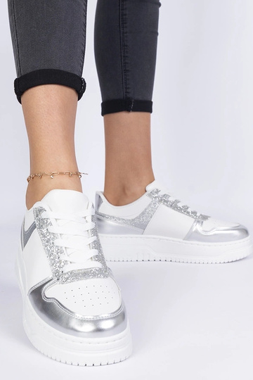 Zilveren damessneakers op een dikke zool Dolla