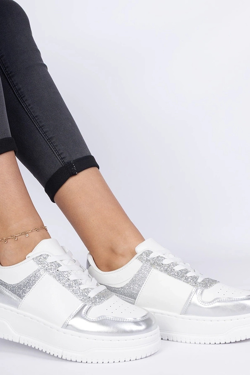 Zilveren damessneakers op een dikke... Zilveren damessneakers op een dikke...