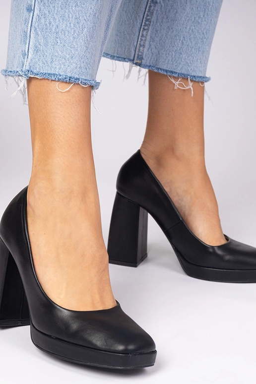 Zwarte pumps op een stevige hak met... Zwarte pumps op een stevige hak met...