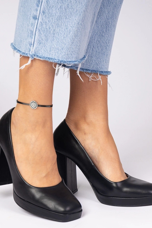 Zwarte pumps op een stevige hak met... Zwarte pumps op een stevige hak met...