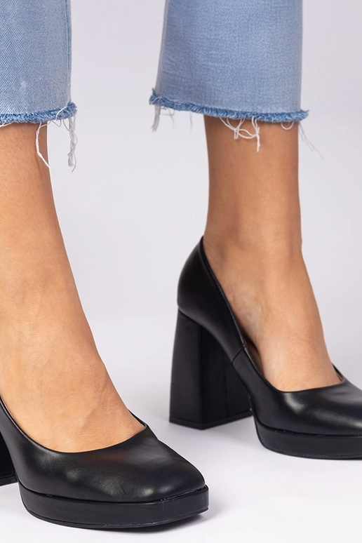 Zwarte pumps op een stevige hak met... Zwarte pumps op een stevige hak met...