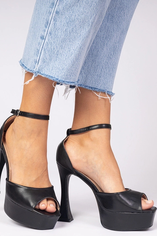 Zwarte sandalen op hoge hakken Tesli Zwarte sandalen op hoge hakken Tesli