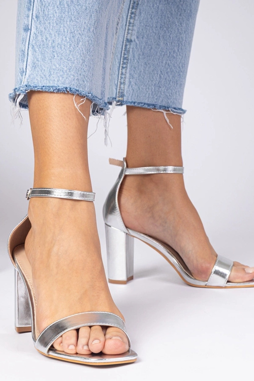 Zilveren sandalen op een hoge hak Kasedi Zilveren sandalen op een hoge hak Kasedi