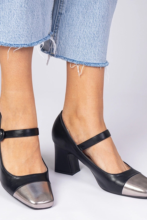 Zwarte dames pumps met zilveren neus... Zwarte dames pumps met zilveren neus...