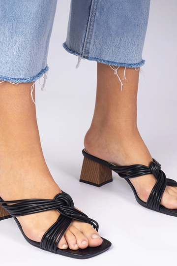 Zwarte elegante slippers op een blokhak Lilea 2