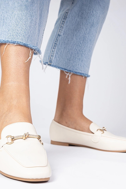 Beige damesschoenen met versiering... Beige damesschoenen met versiering...