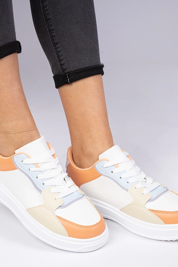 Wit-oranje sportschoenen... 2