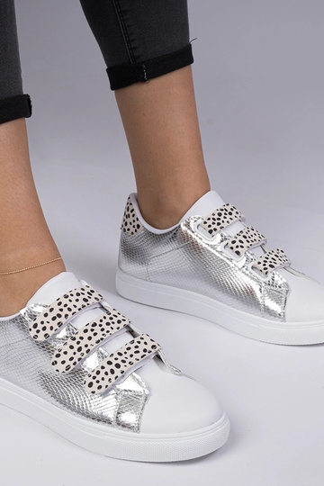 Zilveren sneakers met...