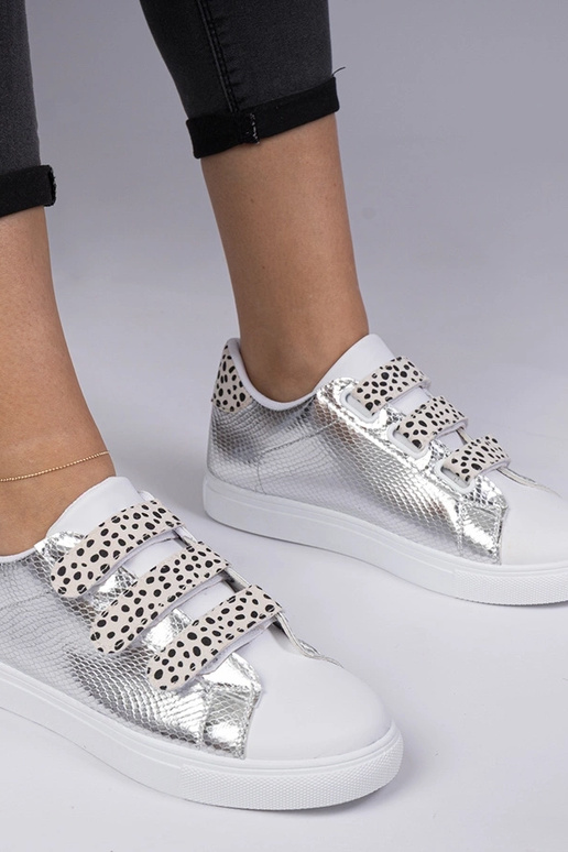 Zilveren sneakers met dierenprint en... Zilveren sneakers met dierenprint en...