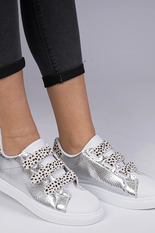 Zilveren sneakers met dierenprint en... Zilveren sneakers met dierenprint en...
