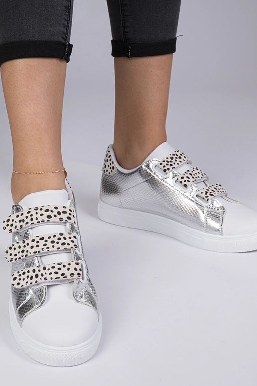 Zilveren sneakers met dierenprint en... Zilveren sneakers met dierenprint en...