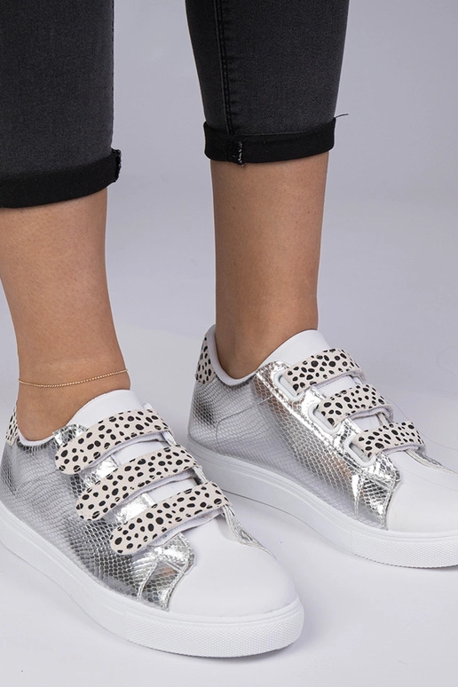 Zilveren sneakers met dierenprint en... Zilveren sneakers met dierenprint en...