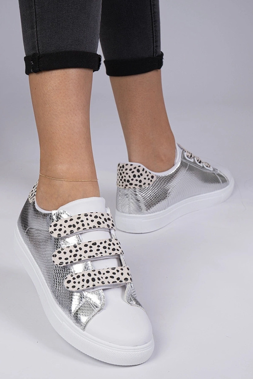 Zilveren sneakers met dierenprint en... Zilveren sneakers met dierenprint en...