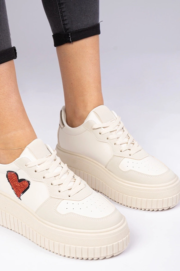 Beige dames sneakers met een glinsterend hartje Laira