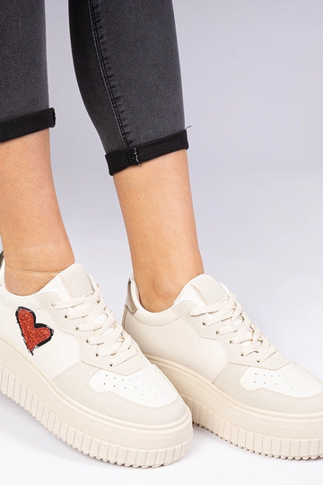 Beige dames sneakers met een glinsterend hartje Laira 2
