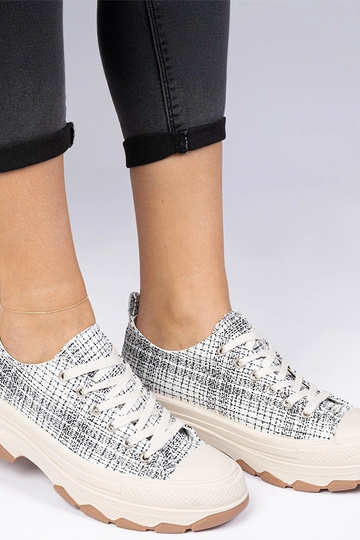 Wit-zwarte sneakers met een...